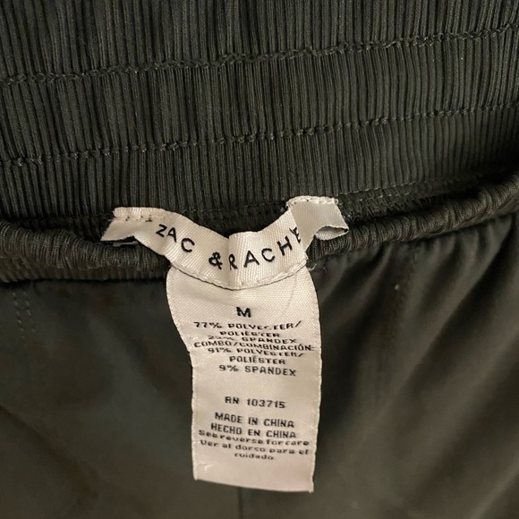 Green joggers with pockets and zipper. Size medium. - Picture 4 of 4